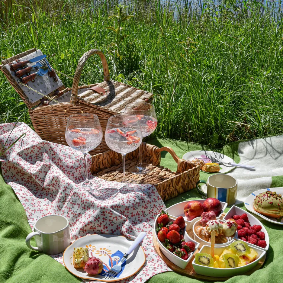 Kosz piknikowy dla 2 osób z wyposażeniem DUKA PICKNICK wiklinowy