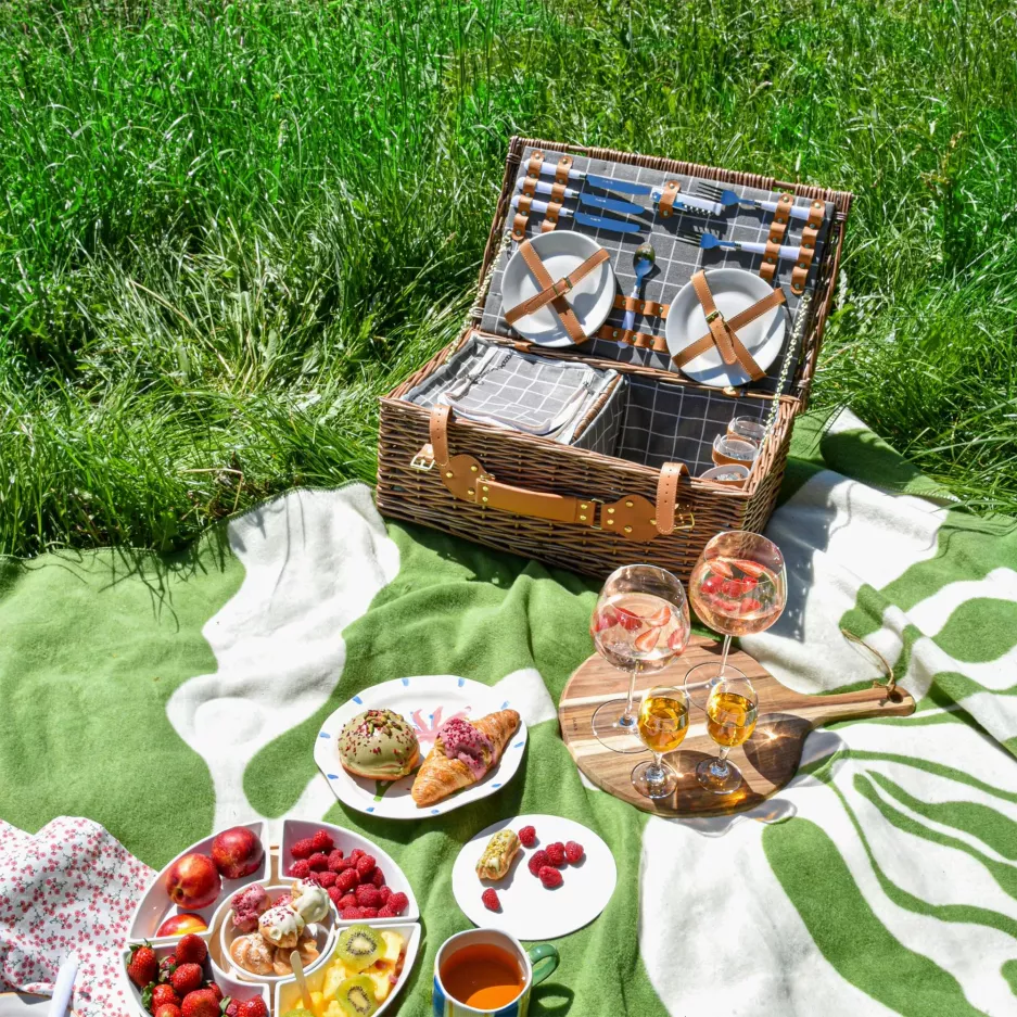 Kosz piknikowy z wyposażeniem dla 4 osób DUKA PICKNICK brązowy szary