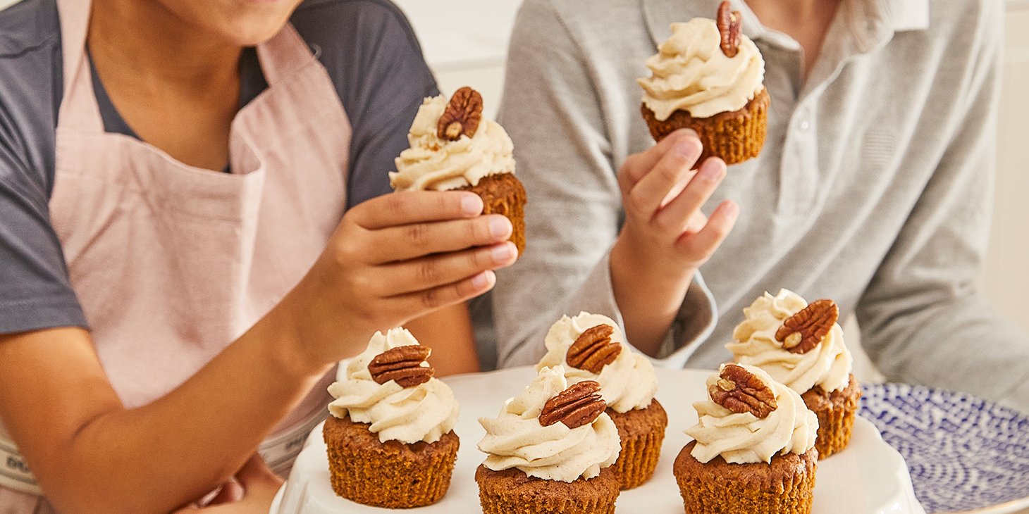 Dzieci trzymające muffinki
