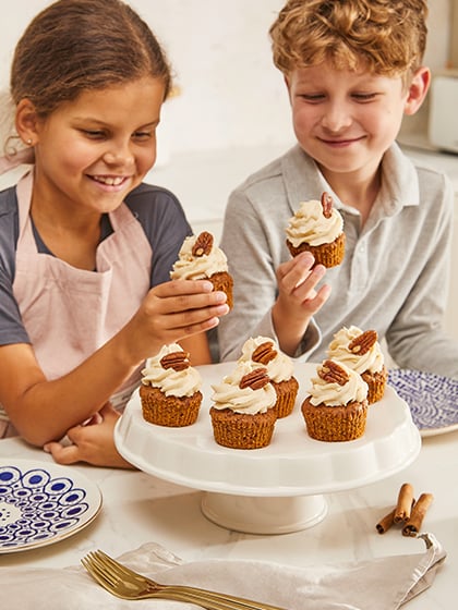 Dzieci trzymające muffinki