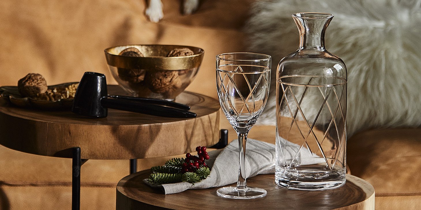 Karafka z kieliszkiem na stole