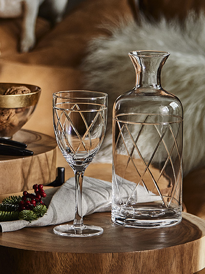 Karafka z kieliszkiem na stole